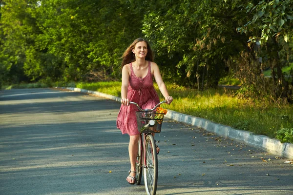 Uma mulher a andar de bicicleta. desfoque de movimento — Fotografia de Stock