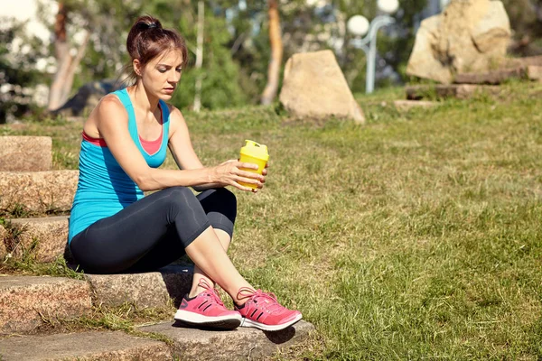 Sporty woman with a water bottle — Stock Photo, Image