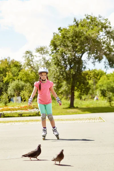 Niña en patines —  Fotos de Stock