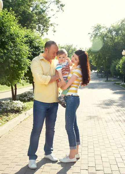 Utomhus porträtt av en lycklig familj — Stockfoto