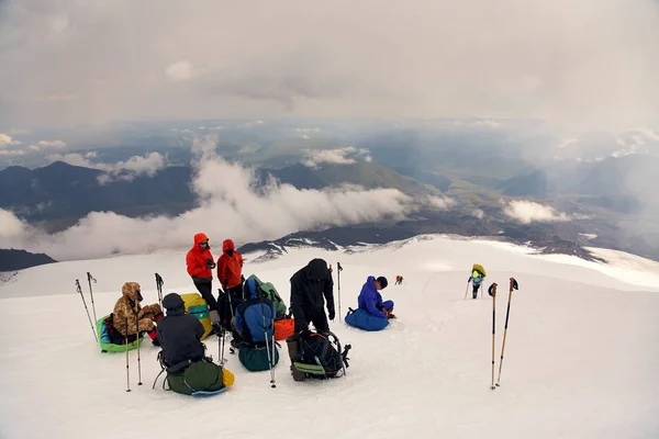 Excursionistas en la montaña — Foto de Stock