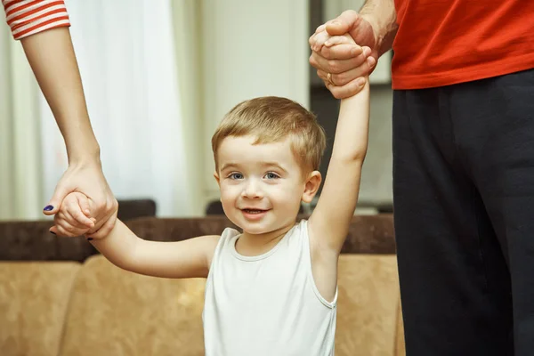 Genitori con bambino a casa — Foto Stock