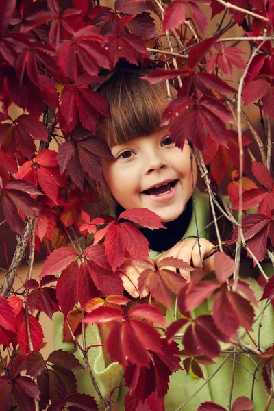 Klein meisje in de tuin — Stockfoto