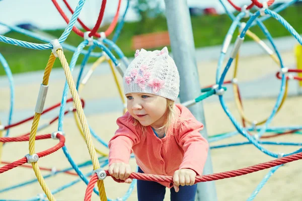 Aktiv liten flicka på lekplatsen — Stockfoto