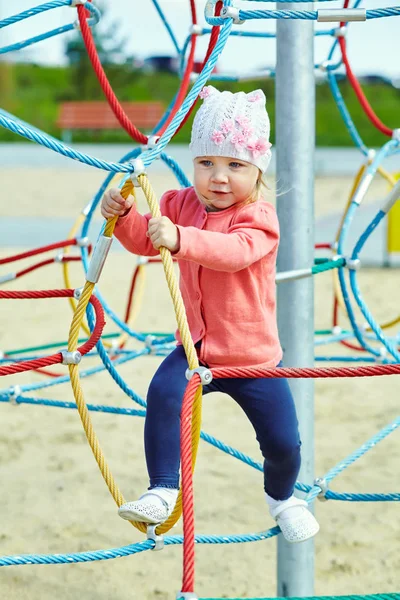 Ragazzina attiva nel parco giochi — Foto Stock