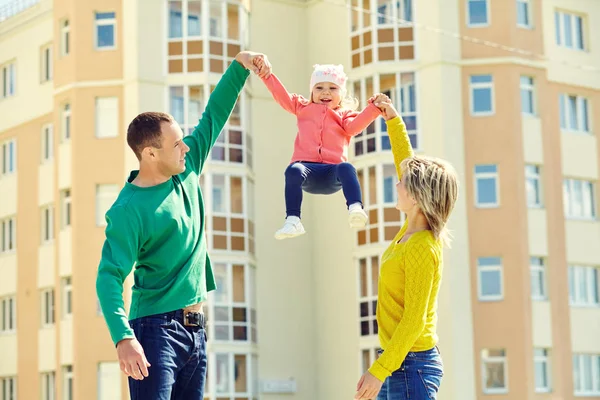 Glückliche Familie im Freien — Stockfoto