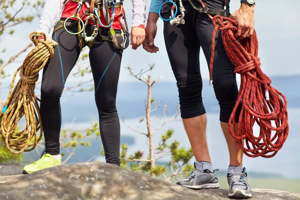 Paar Kletterer mit Seilen — Stockfoto