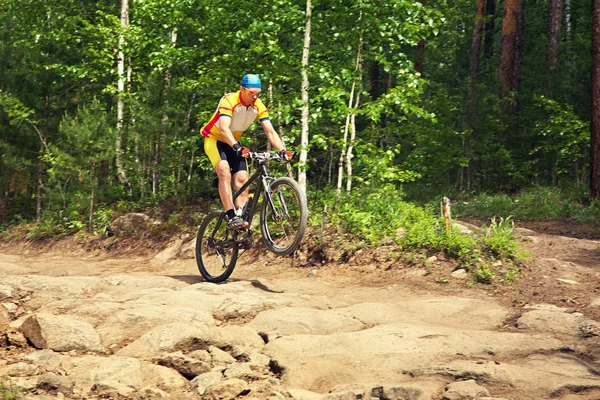 Cyclist riding mountain bike — Stock Photo, Image