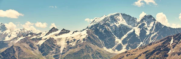 Живописный альпийский пейзаж — стоковое фото