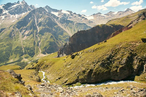 Paisaje alpino con montaña y río —  Fotos de Stock