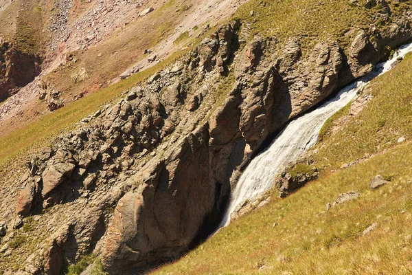 Hermosa cascada en las montañas — Foto de Stock