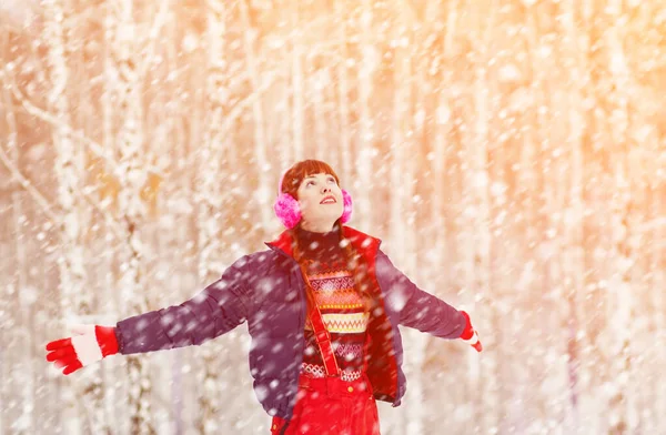Retrato de mulher ruiva no passeio de inverno no parque . — Fotografia de Stock