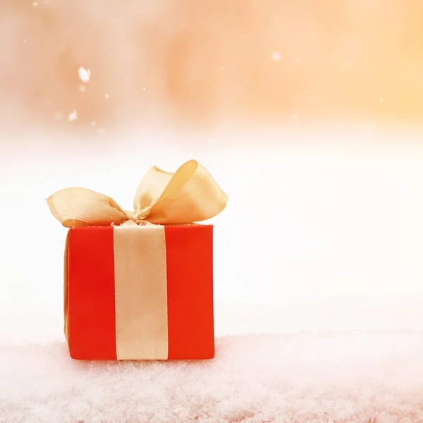 Caja de regalo de Navidad de invierno rojo en fondo de nieve al aire libre . —  Fotos de Stock