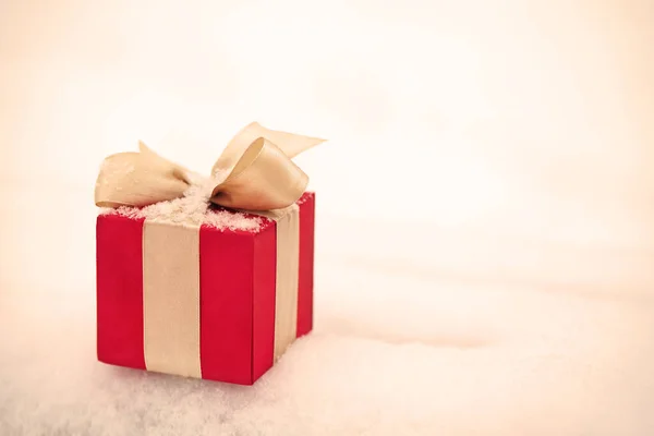 Röd vinter jul presentförpackning i snö bakgrund utomhus. — Stockfoto