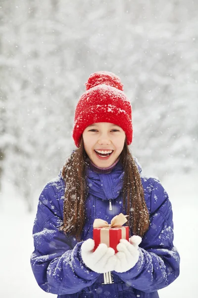 Adolescente avec un cadeau dans ses mains. adolescent hiver à l'extérieur — Photo