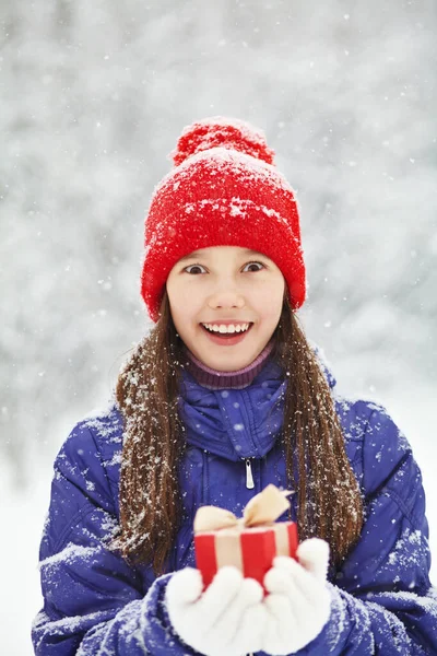 Nastolatka z prezentem w rękach. młodzieńcza zima na świeżym powietrzu — Zdjęcie stockowe