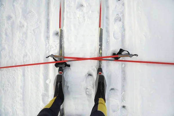 Botas e postes em pista de esqui e equipamento de esqui cross-country de inverno . — Fotografia de Stock