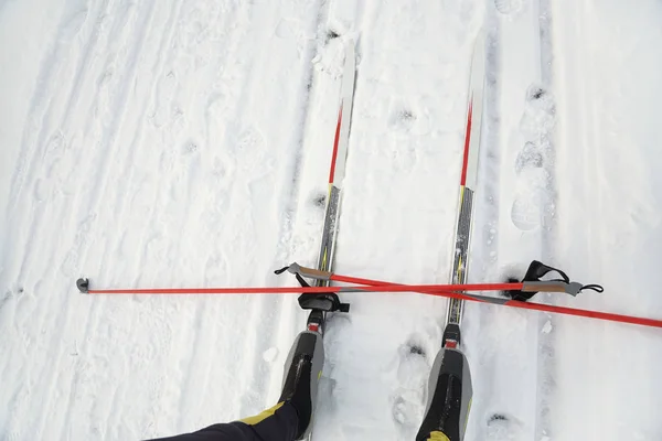 滑雪道上的靴子和杆子以及越野滑雪设备. — 图库照片