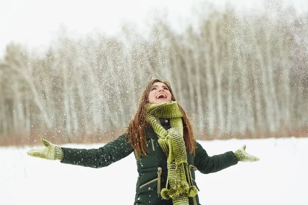 Mujer feliz en un paseo en el invierno. chica al aire libre disfrutando de nieve. — Foto de Stock