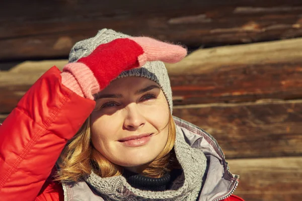 나무 배경에 모자와 스카프를 쓴 매력적 인 여성의 겨울 초상화. — 스톡 사진