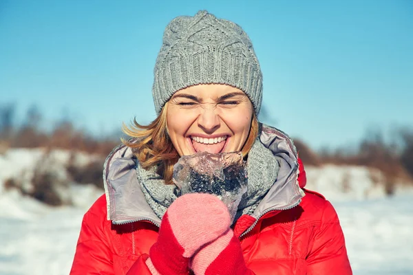 Femme ludique avec un morceau de glace dans ses mains sur l'hiver . — Photo