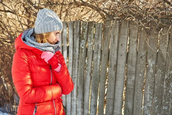 Portrait d'hiver d'une femme séduisante dans un chapeau et une écharpe en bois . — Photo