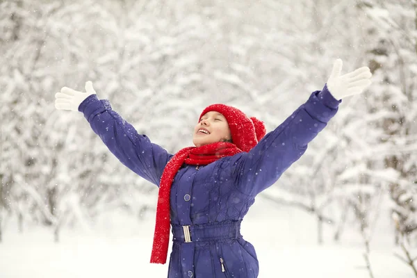 Chica feliz en un paseo en el invierno. adolescente al aire libre disfrutando de nieve . — Foto de Stock