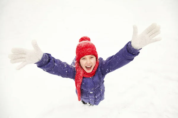 冬の散歩中の幸せな女の子。屋外で雪を楽しむ. — ストック写真