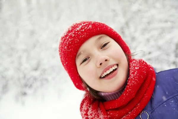 Portrait of a cute girl in the winter. teen outdoors. — Stock Photo, Image