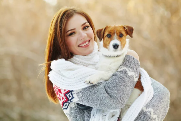 Jack Russell Terrier chien avec propriétaire femme en hiver en plein air . — Photo