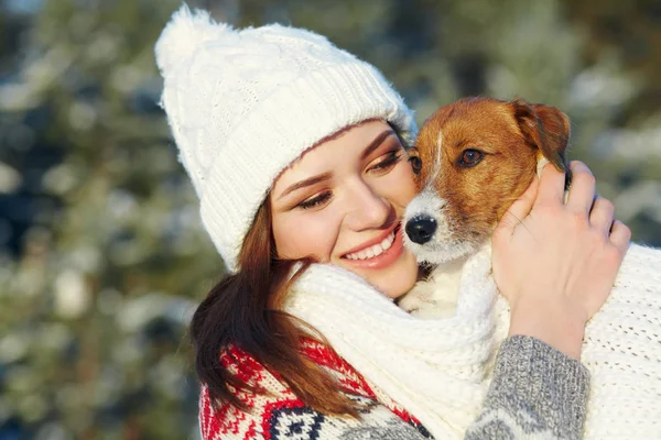 Джек Рассел Терьер собака с хозяйкой женщина зимой на открытом воздухе . — стоковое фото