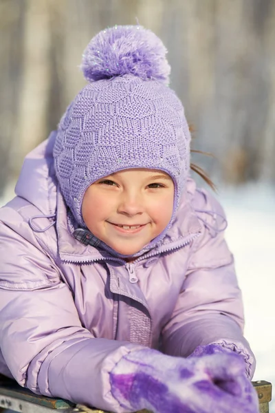 Retrato de una niña divertida en un paseo en el invierno. niño al aire libre . —  Fotos de Stock