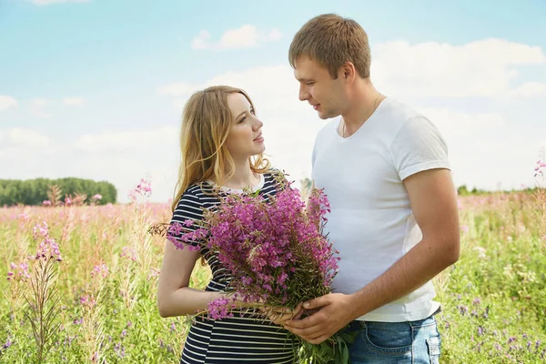 Pareja joven enamorada al aire libre. amoroso hombre y mujer en el campo — Foto de Stock