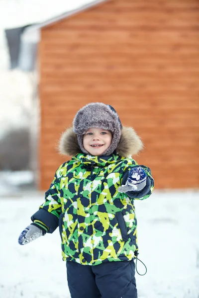 Ходячий забавный маленький мальчик зимой. ребенок на открытом воздухе . — стоковое фото