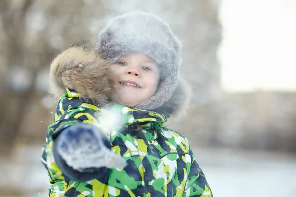 Marchant drôle petit garçon en hiver. enfant à l'extérieur . — Photo