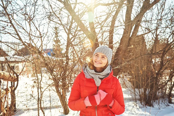 Portrait d'hiver d'une jolie femme dans un chapeau et une écharpe . — Photo