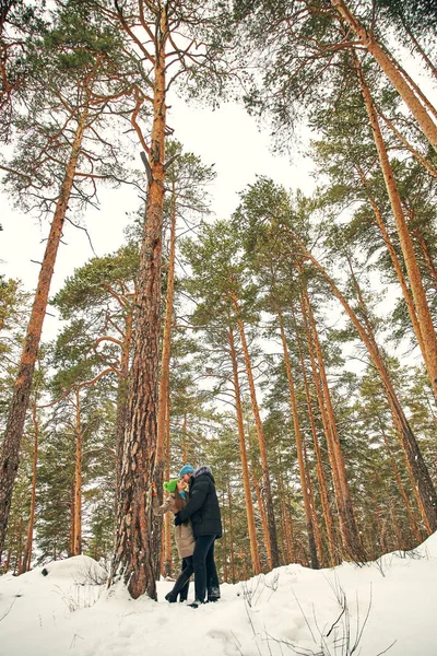 Jonge gelukkige paar verliefd in het forest van de winter. Man en vrouw buitenshuis. — Stockfoto