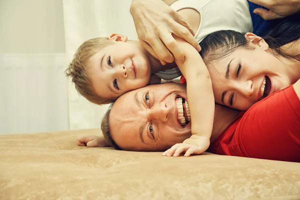 Famiglia che gioca con il bambino a casa. Papà, mamma e figlio si divertono . — Foto Stock