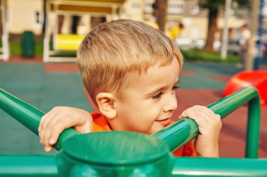 Çocuk parkında hareketli küçük bir çocuk. Atlıkarıncada çocuk oynuyorum..