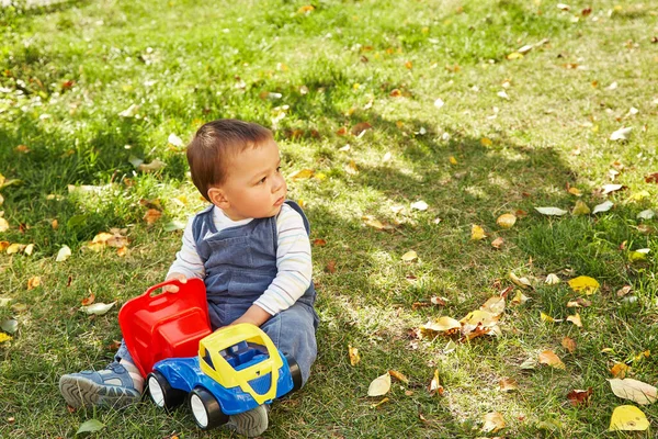 Kleine jongen speelt met een toy-vrachtwagen — Stockfoto