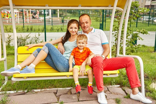 Retrato al aire libre de una familia feliz. Mamá, papá y el niño . —  Fotos de Stock