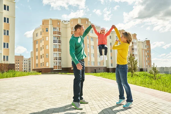 Щасливий грати в сім'ю на відкритому повітрі. молодих батьків з дитиною на прогулянку влітку. Мама, тато і дитина . — стокове фото