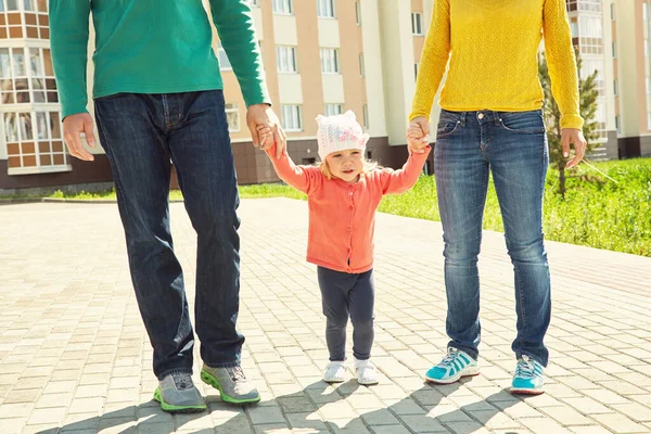 Gelukkig spelen familie buitenshuis. jonge ouders met een baby voor een wandeling in de zomer. Moeder, vader en kind. — Stockfoto