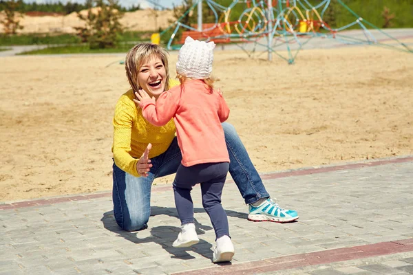 Aktiv mor och dotter leker utomhus. barn och mamma gå på sommaren. — Stockfoto
