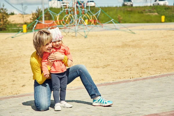 Aktiv mor och dotter leker utomhus. barn och mamma gå på sommaren. — Stockfoto
