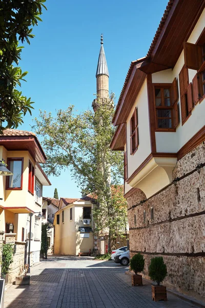 Detalj av en minaret av en moské i Antalya. — Stockfoto