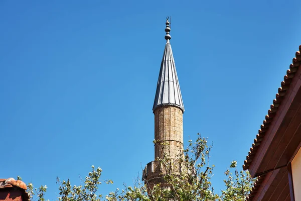 Detalhe de um minarete de uma mesquita em Antalya . — Fotografia de Stock