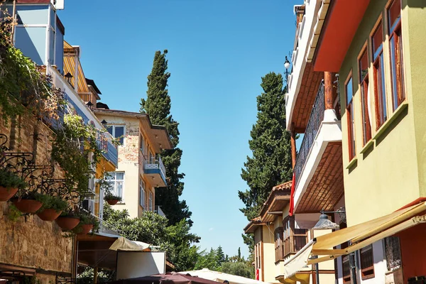 Vista das casas pitorescas na rua em Antalya . — Fotografia de Stock