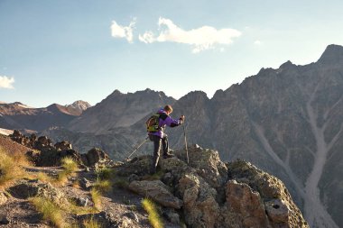 dağcı dağlarda izinde. bir adam bir sırt çantası içinde bir zammı ile.
