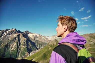 dağcı dağlarda izinde. bir adam bir sırt çantası içinde bir zammı ile.